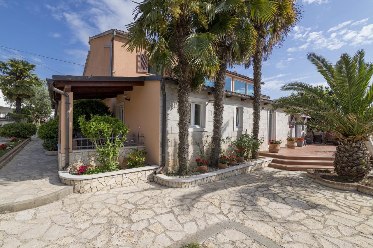 Apartments Kori Funtana Exterior photo